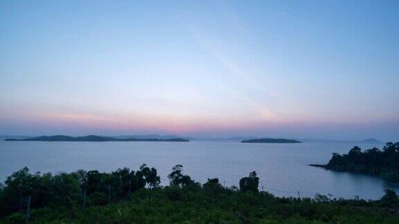 美丽多彩的颜色的时间流逝惊人的天空雄伟的日出天空在海洋景观令人惊叹的阳光自然云景和云移动滚动多彩的日出云时间流逝4K