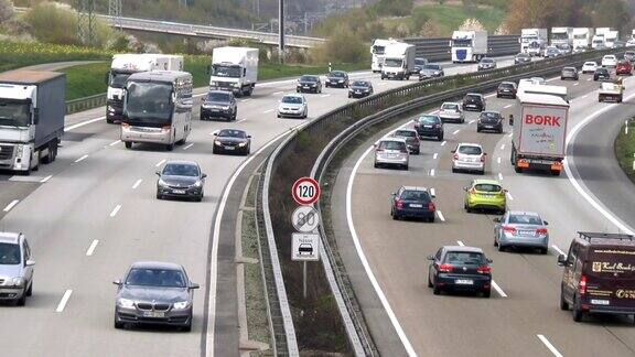 德国高速公路上拥挤的交通