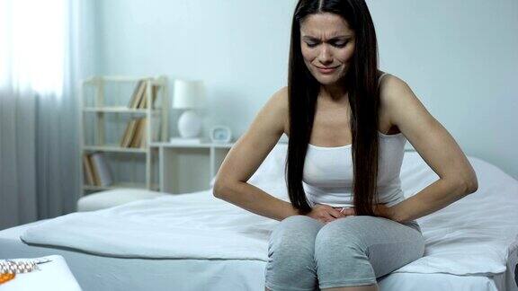 患病女性感到腹痛有流产危险人工流产
