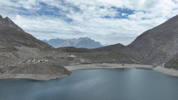 巴基斯坦巴尔蒂斯坦斯卡尔都吉尔吉特喀喇昆仑山脉的鸟瞰图前景是美丽的湖泊