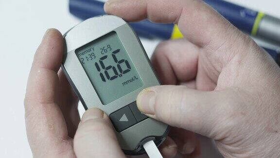 糖尿病患者使用血糖仪查看血糖结果