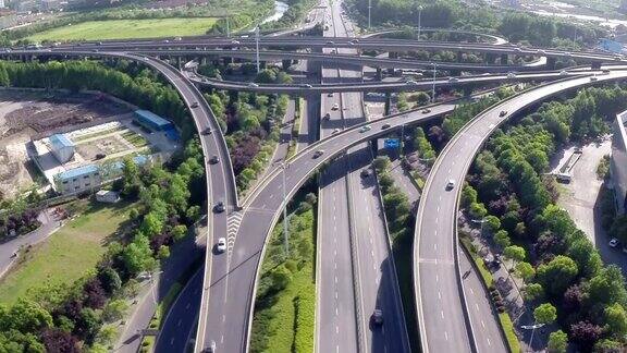 多车道高速公路上繁忙交通的鸟瞰图实时