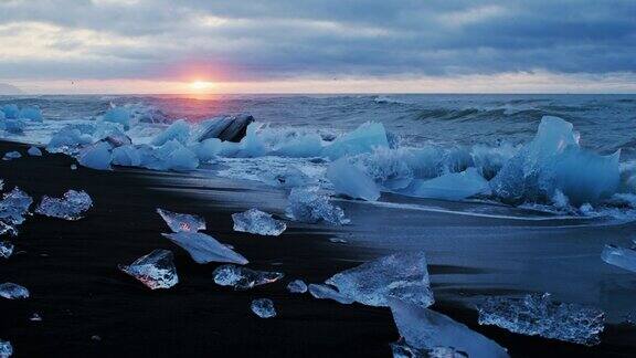 冰山海滩J?kulsárlón冰川泻湖在冰岛