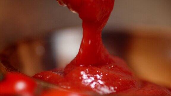 番茄酱从玻璃罐里倒了出来