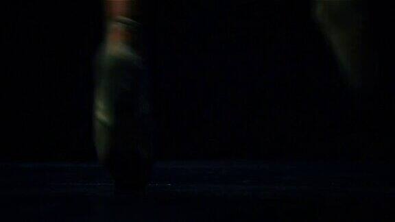 芭蕾舞女演员脚在尖头鞋跳舞芭蕾舞