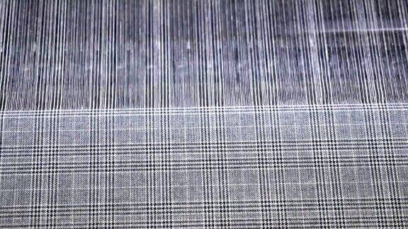 纺织厂织布机上的彩线
