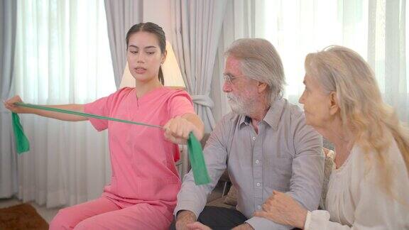 物理治疗师护士在家照顾老人
