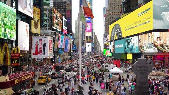 美国纽约时代广场拥挤的人群和繁忙的交通