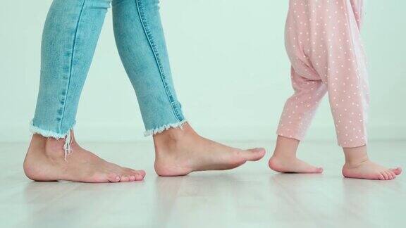 走路的妈妈和宝宝的脚