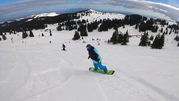 骑着滑雪板在粉状雪中滑行