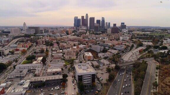 洛杉矶市中心住宅区上空的远程鸟瞰图