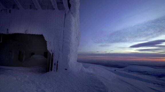 冬天的风景垂直全景冰雪覆盖的建筑北部冰雪覆盖的冬季山脉希比尼