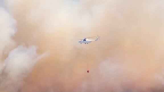消防直升机救援行动中的飞机在火焰上喷水