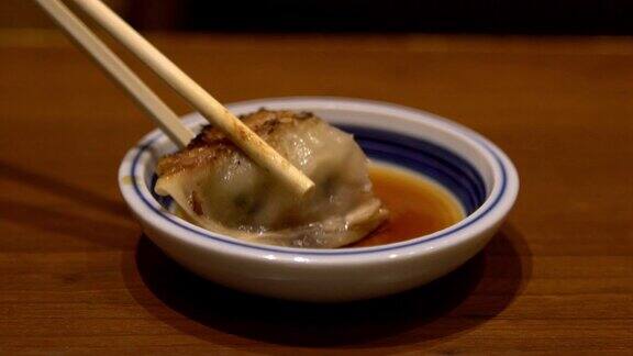 在餐馆用筷子吃饺子的慢动作