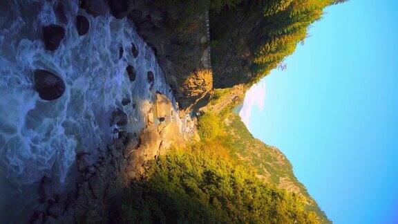 山中河中秋湍流格鲁吉亚Svaneti