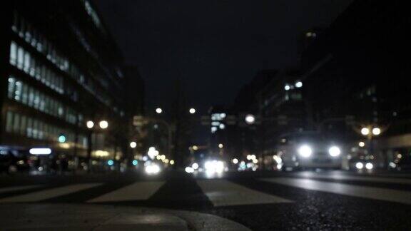 低角度4k视频繁忙的夜晚街道与汽车