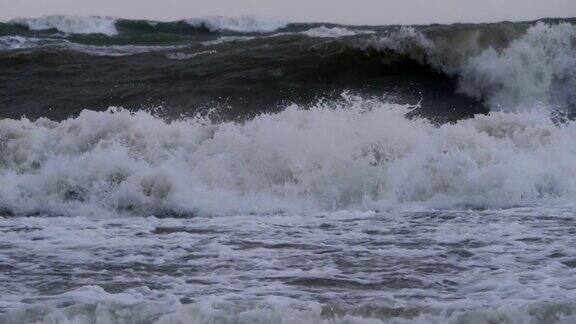 极其巨大的海浪冲击海岸太平洋美丽的海浪超级慢动作暴风雨中的海浪强烈的海洋热带飓风全球变暖恶劣天气气旋飓风风