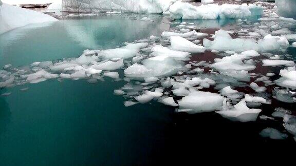 南极洲海洋中的浮冰和冰山