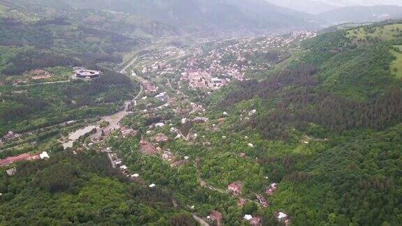 被高加索山脉茂密的森林所包围的亚美尼亚著名度假小镇dililijan的全景鸟瞰图