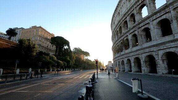 道路在罗马圆形大剧场