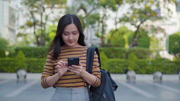 亚洲女人用智能手机走路