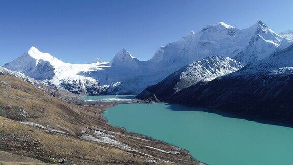 无人机航拍中国西藏的雪山及湖泊