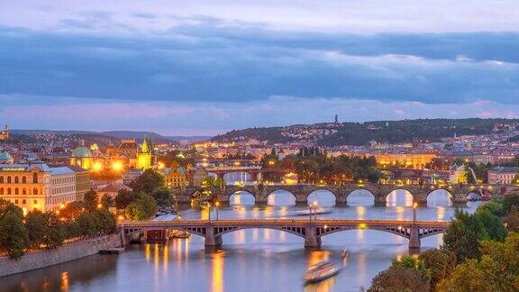 捷克共和国布拉格查尔斯桥和伏尔塔瓦河的时间流逝