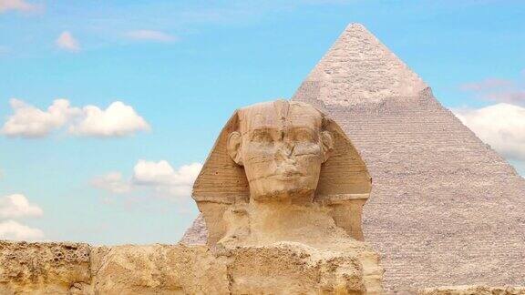 间隔拍摄胡夫和斯芬克斯金字塔上的云朵吉萨埃及2