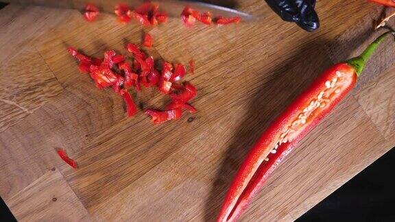 Сhili辣椒用刀切在切菜板上切红辣椒慢镜头特写