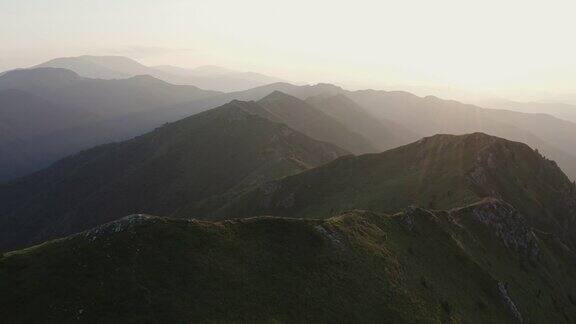 无人机拍摄日落下的山区