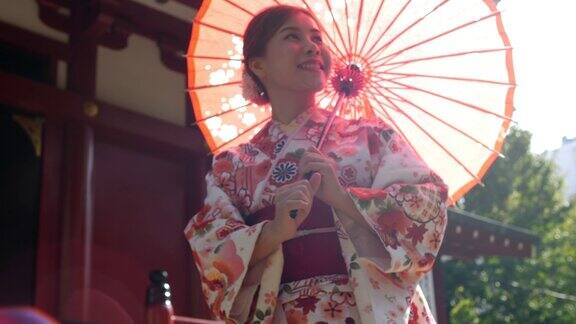 用传统的日本和服撑开伞