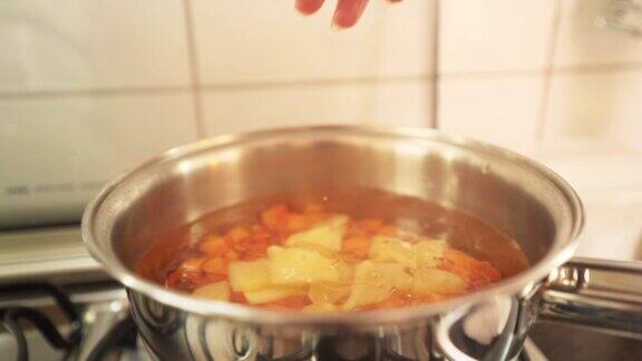 在沸腾的平底锅中碎土豆