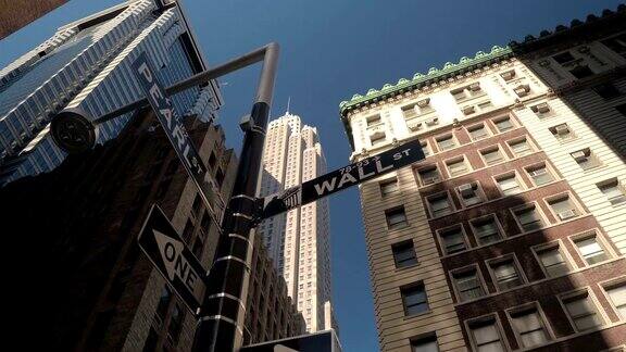 近距离观察:纽约曼哈顿下城金融区标志性的华尔街标志