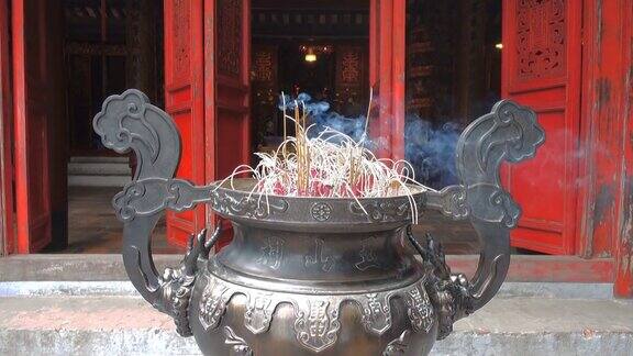 在越南河内的玉山寺烧香