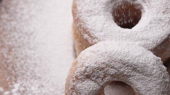 甜甜圈上掉落的糖霜