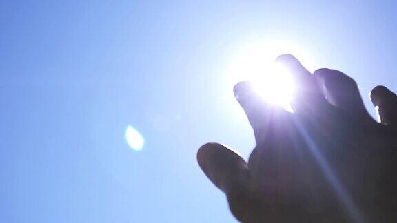 阳光透过手指手掌