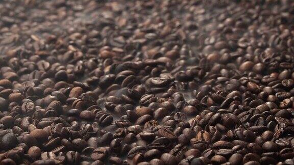 烤咖啡豆烟来自新鲜的咖啡籽