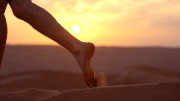 赤脚跑过沙漠中的沙子