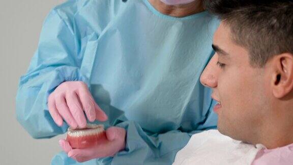 牙医展示隐形矫正器在正畸诊所进行牙科会诊高质量4k素材