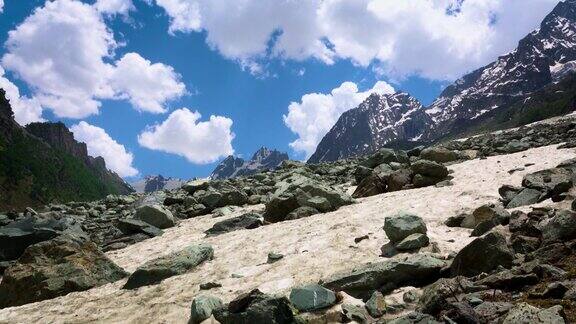美丽的山景蓝色的天空黄色的冰川和岩石