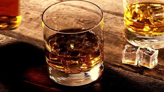 将威士忌倒入装有冰块的旧木桌上