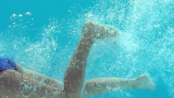 黑发女人在水下游泳