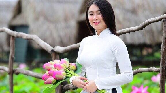 越南女子在莲花地里抱莲的慢镜头越南