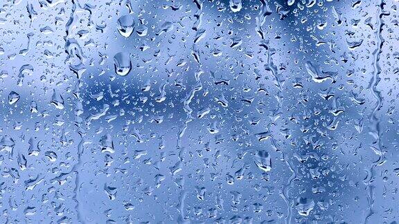 雨滴落在窗户上蓝色的基调