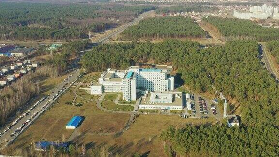 高美尔、白俄罗斯民国放射医学与人类生态科学中心大楼春季晴天鸟瞰图前视图无人机的观点鸟瞰
