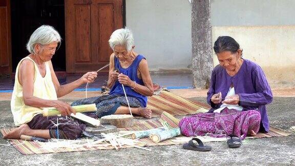 年老的亚洲妇女正在工作