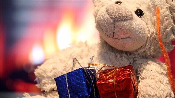 泰迪熊和礼品盒放在壁炉前