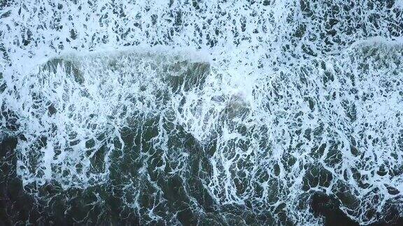 海浪在暴风雨前打破海滩和沙子的鸟瞰图