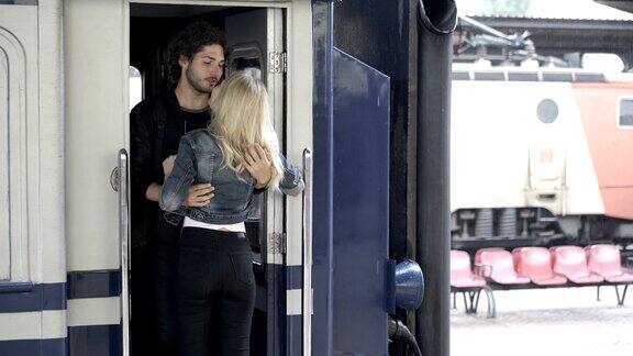 迷人的年轻女子冲到火车站拥抱和告别她的男朋友