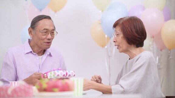 亚洲老年夫妇在家里庆祝新年或生日